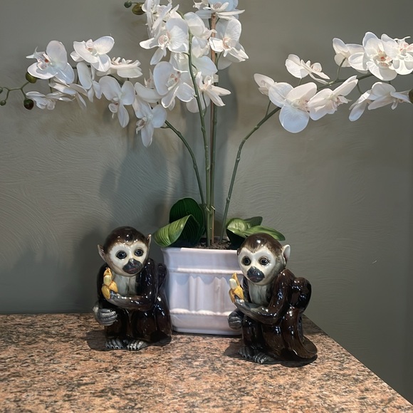 Majolica Style Capuchin Monkeys - Picture 2 of 9